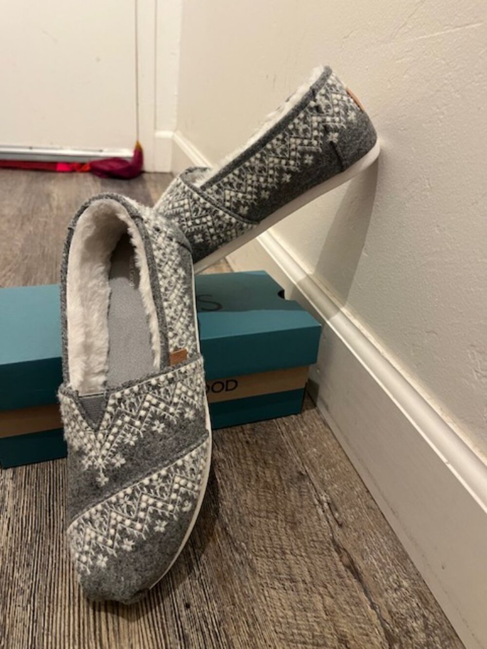 TOMS size 8.5 Felted Apargata Classic with Embroidery - Picture 3 of 8